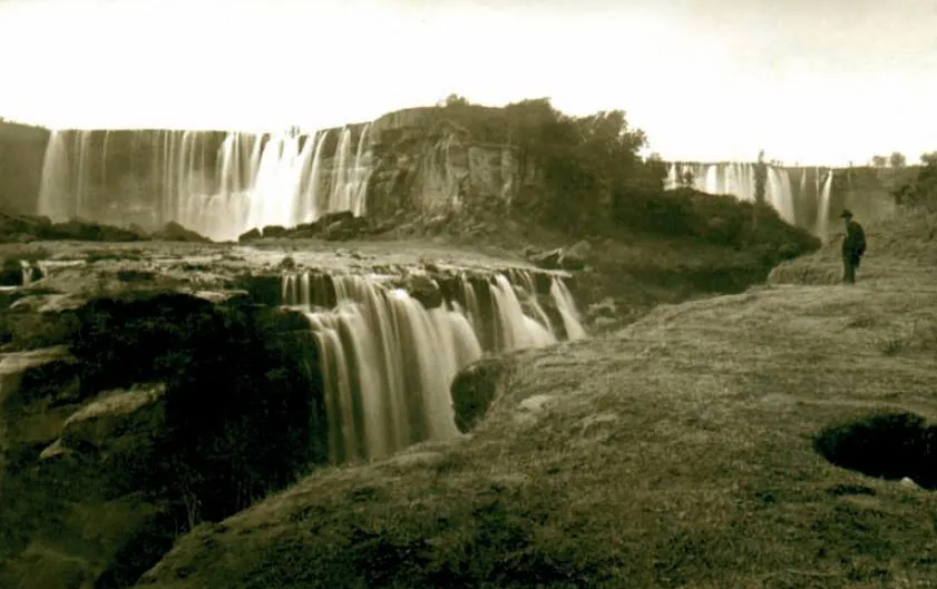 Hacia 1900: las dos cascadas visibles desde un mismo punto.