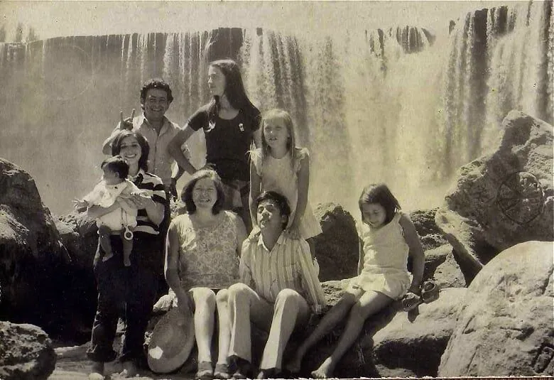 Una familia en el Salto del Laja, 1973.