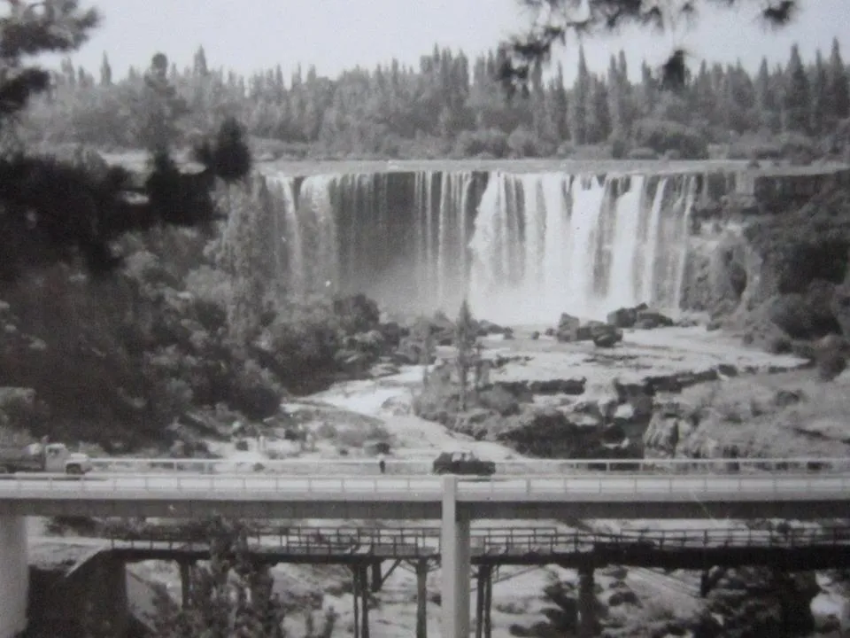 1950. Construcción del nuevo puente; detrás, el antiguo puente de madera. Foto de Raúl Martínez.