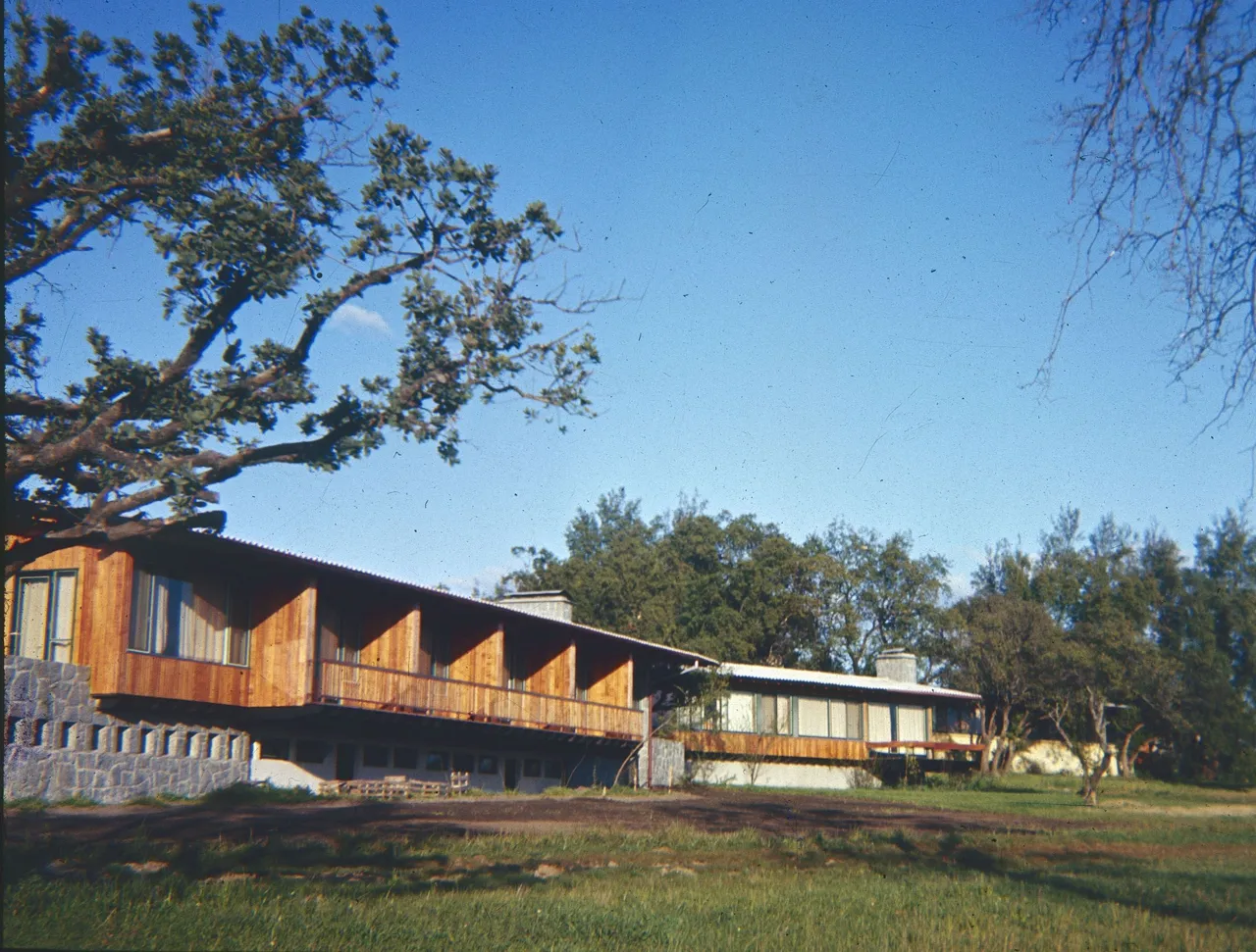 El hotel junto al salto, 1960.