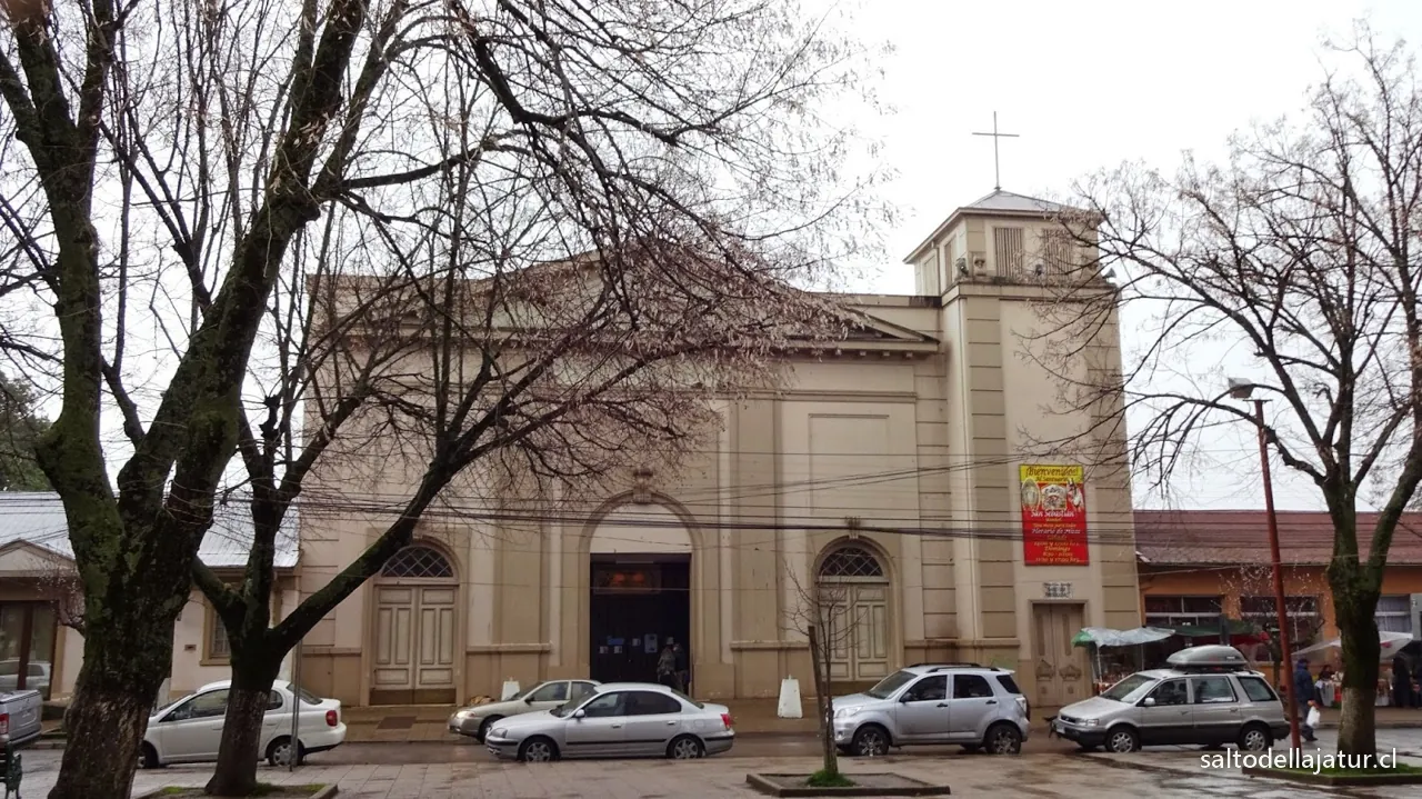Yumbel: plaza e iglesia de San Sebastián